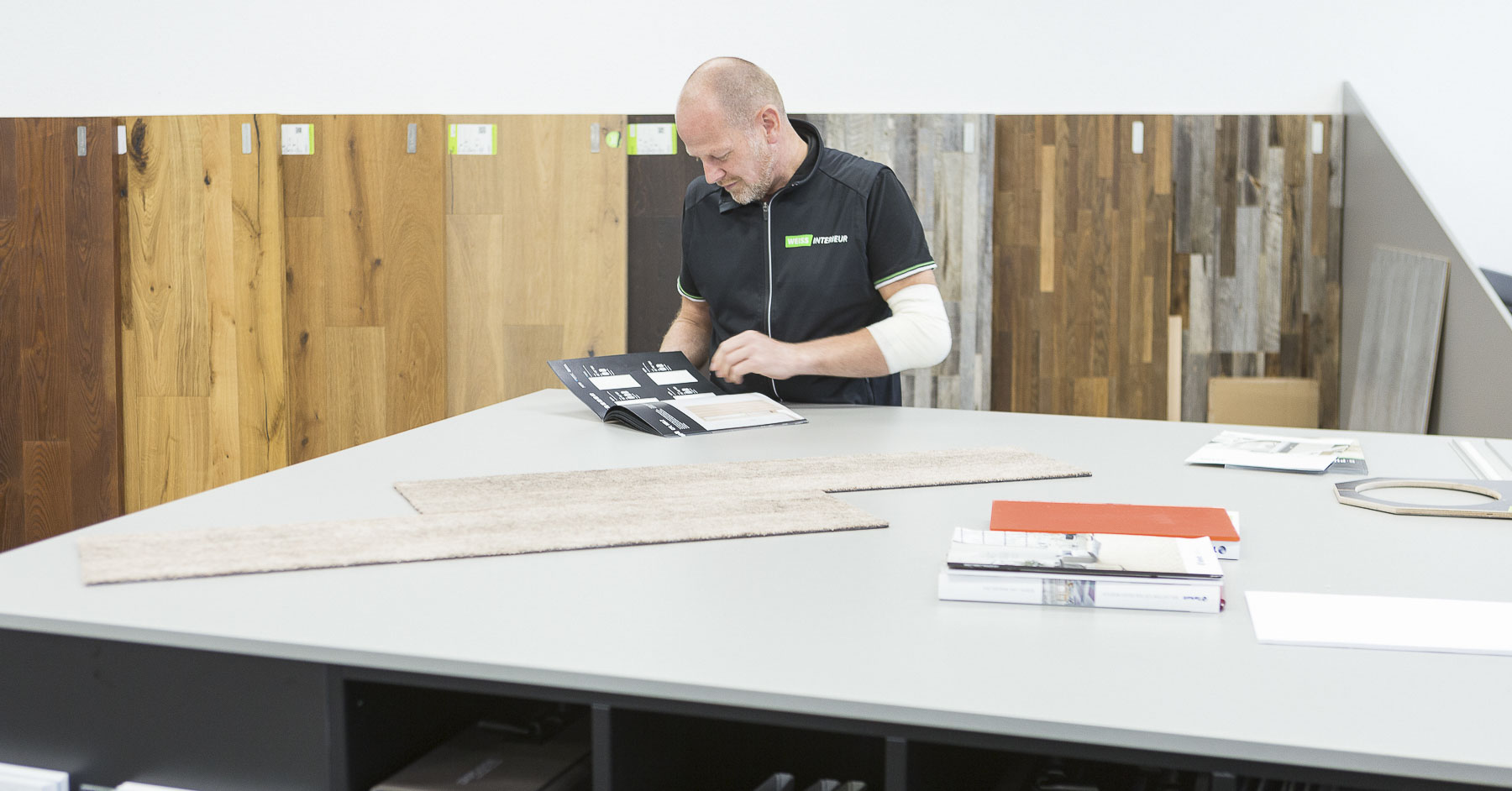 Beratung am Mustertisch bei Weiss Interieur in Laichingen